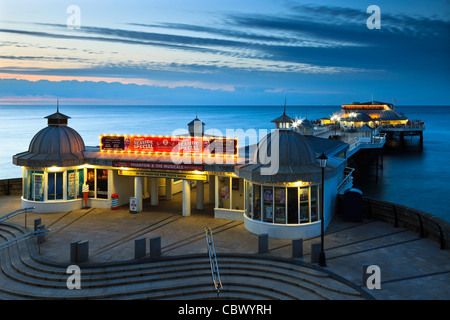 Leuchtet bei Cromer Pier an einem Sommerabend bei Sonnenuntergang Stockfoto