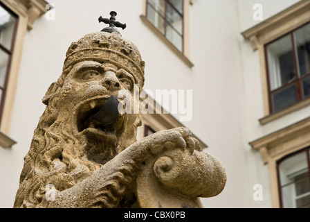 Löwenstatue in Wien in der Hofburg Stockfoto