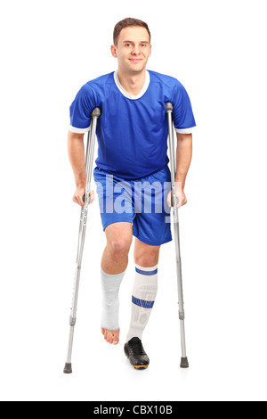 In voller Länge Portrait von einem verletzten Fußballspieler auf Krücken Stockfoto