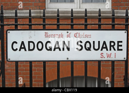 Straßenname Zeichen für Cadogan Square, Chelsea, London, noch mit dem Namen des ehemaligen Londoner Stadtteil chelsea Stockfoto
