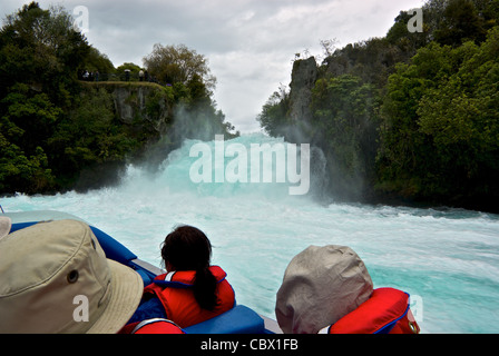 Touristen auf Jet Boat Tour nach turbulenten nebligen Wassermassen an Huka Falls Waikato River in Neuseeland Stockfoto