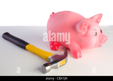 Keramik Sparschwein mit hammer Stockfoto