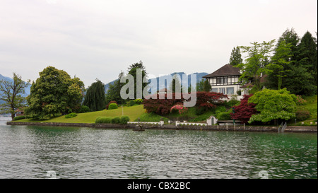 Eine große Villa auf dem Ufer der Vierwaldstättersee, Schweiz Stockfoto