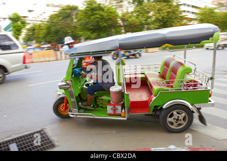 Thailand - Bangkok - Tuk-Tuk - grün gefärbten Autorikscha in Straße - Bewegungsunschärfe Stockfoto