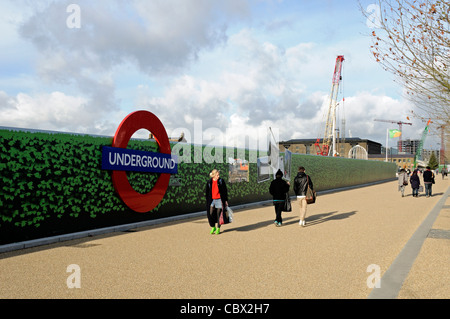 Menschen zu Fuß entlang des Königs Boulevard N1C Kings Cross zentrale Entwicklung Website London England Großbritannien UK Stockfoto