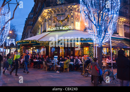 Paris, Frankreich, Weihnachtsdekorationen, Les Deux Magots, Pariser Straßencafé-Szene, Terrasse im Viertel Saint Germain des Prés, in der Dämmerung, belebte Straßenterrasse Stockfoto