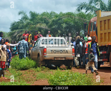 Frauen-Protest gegen Arbeitslosigkeit durch die Blockade einer Straße von African Minerals Ltd. in der Nähe von Makeni, Sierra Leone verwendet. Stockfoto