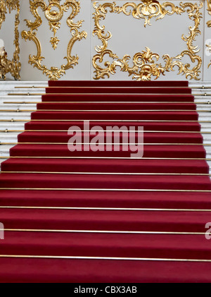 roten Teppich auf der Treppe aus Marmor im museum Stockfoto