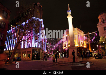 Rosa Weihnachtsbeleuchtung und Dekorationen in Seven Dials in Covent Garden in London Stockfoto