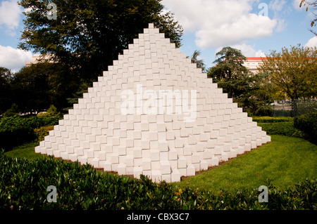 Vierseitige Pyramide, Sol LeWitt, 1999, National Sculpture Garden, Washington, DC, dc124682 Stockfoto