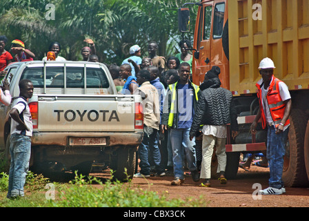 Frauen-Protest gegen Arbeitslosigkeit durch die Blockade einer Straße von African Minerals Ltd. in der Nähe von Makeni, Sierra Leone verwendet. Stockfoto