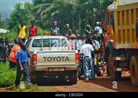 Frauen-Protest gegen Arbeitslosigkeit durch die Blockade einer Straße von African Minerals Ltd. in der Nähe von Makeni, Sierra Leone verwendet. Stockfoto