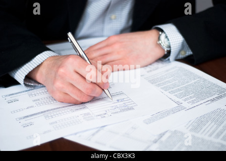 Geschäftsdokumente auf einem Schreibtisch ausfüllen Stockfoto