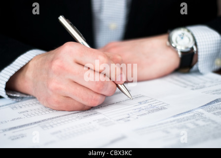 Geschäftsdokumente auf einem Schreibtisch ausfüllen Stockfoto