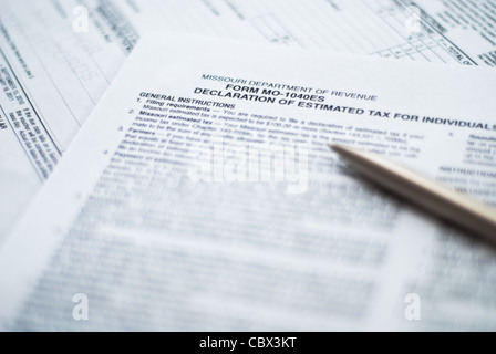 Geschäftsdokumente auf einem Schreibtisch ausfüllen Stockfoto