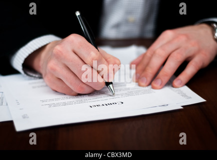 Geschäftsdokumente auf einem Schreibtisch ausfüllen Stockfoto
