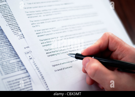 Geschäftsdokumente auf einem Schreibtisch ausfüllen Stockfoto