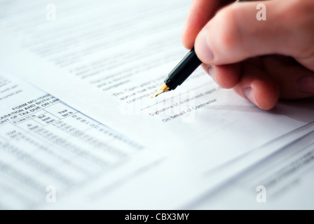 Geschäftsdokumente auf einem Schreibtisch ausfüllen Stockfoto
