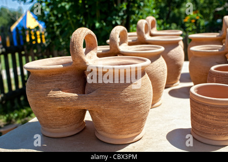 Altmodische Tontöpfe auf Schreibtisch Stockfoto