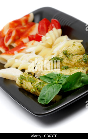 Typisch italienische Pasta mit Italien-Flagge-Farben und typischen Zutaten, Pesto, Grana und Tomate - flachen Dof angeordnet Stockfoto