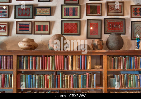 Alte Bücher, entwirft Teppich im Zimmer Teppich, Hubbell Trading Post National Historic Site, Navajo Indian Reservation, Ganado, Arizona, USA Stockfoto