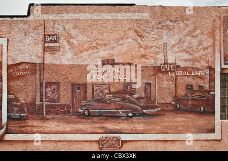 50er Jahre speichern Autos am Wandbild in Youngs Corral Bar und Alkohol auf der Route 66 in Holbrook, Arizona, USA Stockfoto