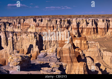 Felsformationen in Coal Mine Canyon im Coal Mine Mesa, Moenkopi Plateau, Navajo Indian Reservation, in der Nähe von Tuba City, Arizona, USA Stockfoto