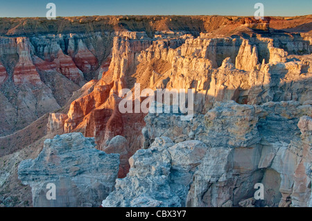 Felsformationen in Coal Mine Canyon im Coal Mine Mesa, Moenkopi Plateau, Navajo Indian Reservation, in der Nähe von Tuba City, Arizona, USA Stockfoto