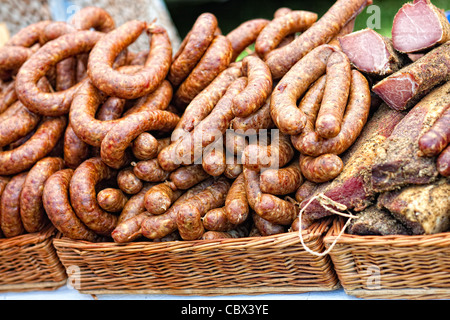 Nahaufnahme von Hartwaren auf Weidenkorb Stockfoto