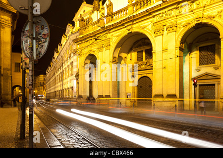 Leuchtspuren von vorbeifahrenden Autos auf Krizovnicka in der alten Stadt Prag. Stockfoto