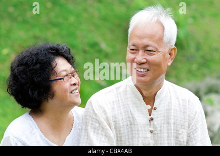 Asiatische Senior paar sprechen im Outdoor-park Stockfoto