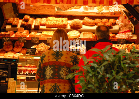 Obst, Gemüse, Nüssen, Brot und andere gesunde Lebensmittel. Stockfoto