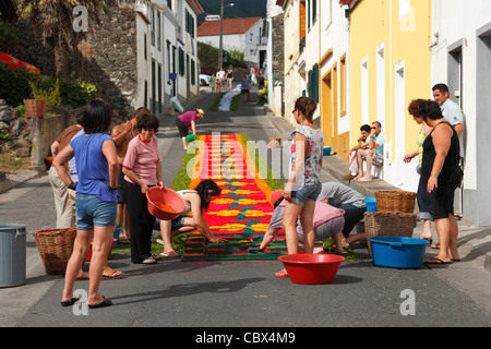 Anwohner machen Blumenteppiche, in der Pfarrei von Ponta Garça. Insel Sao Miguel, Azoren. Stockfoto