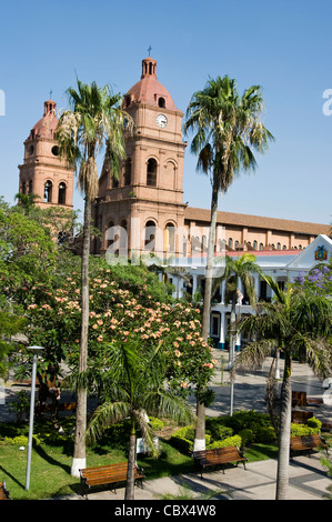 Bolivien. Santa Cruz-Stadt. Die Kathedrale San Lorenzo (1770-1838) auf dem Platz 24 September. Stockfoto