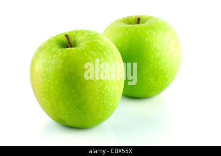 Zwei Granny Smith Apfel auf weißem Hintergrund Stockfoto