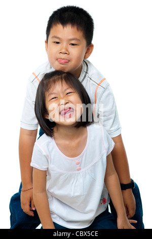 Asiatische Bruder und Schwester auf weißem Hintergrund Stockfoto