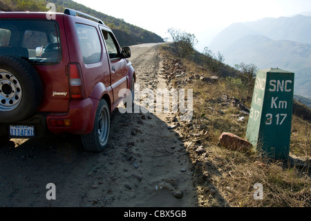 Bolivien. Cochabamba Abteilung. Straße in den Highlands. Stockfoto