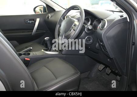 Armaturenbrett des neuen schwarzen Autos. Stockfoto