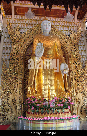 Riese stehende Buddha-Statue im Dhammikarama birmanischen buddhistischen Tempel. Penang Island, Penang, Malaysia, Süd-Ost-Asien, Asien Stockfoto