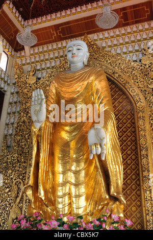 Riese stehende Buddha-Statue im Dhammikarama birmanischen buddhistischen Tempel. Penang Island, Penang, Malaysia, Süd-Ost-Asien, Asien Stockfoto