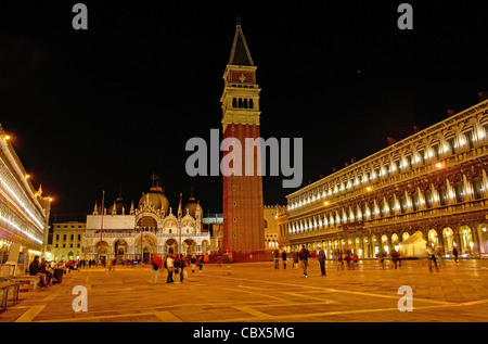 St. Markus-Platz in der Nacht Stockfoto