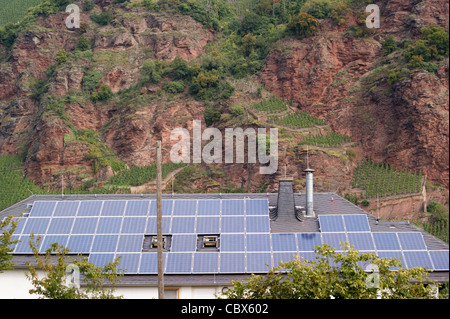 Inländische Solarzellen auf ein Haus im Erdener Treppchen Weinberg, in der Nähe von Erden, Mosel, Rheinland-Pfalz, Deutschland Stockfoto