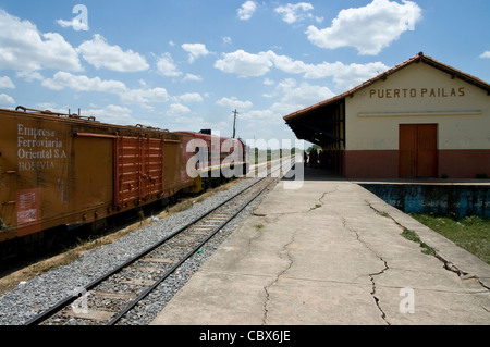 Bolivien. Santa Cruz-Abteilung. Eisenbahn in Puerto Pailas. Stockfoto