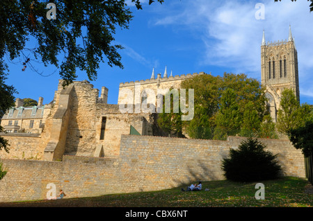 Die Ruinen der Bischofspalast und Lincoln Kathedrale betrachtet von Tempelgärten Stockfoto