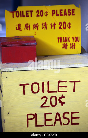 Melden Sie sich für WC innen Wat Chaiya Mangkalaram (Tempel des liegenden Buddha). Insel Penang, Malaysia. Stockfoto