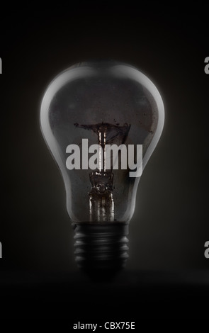 Alte Glühlampe auf schwarz Stockfoto