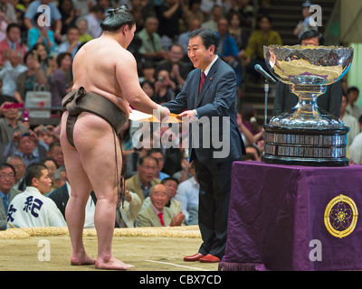 Yokozuna Hakuho und der Premierminister Noda bei der Preisverleihung - Ryogoku Kokugikan, Tokyo, Japan Stockfoto