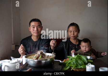 LaiGuangYing, Beijing. Familie mit Mittagessen in einem Restaurant. Stockfoto