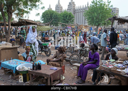 Markt von Djenne, Mali, Afrika. Große Moschee von Djenné im Hintergrund Stockfoto