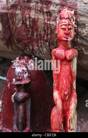 Traditionelle Dogon mit Statuen, mit dem Blut von zwei Hühner und eine Ziege in zahlt Dogon, Mali, Afrika Stockfoto